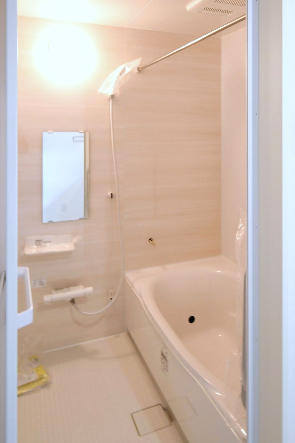 1日の疲れをほぐす、とっておきのリラクゼーションタイムを楽しむバスルーム。 美しく、機能的なデザインを採用、清潔感あふれる心地よい空間づくりにこだわりました。