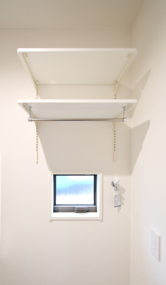 洗濯機上のデッドスペースを収納に！ シャンプーや洗剤のストック、掃除道具の収納にも！※施工事例です。実物とは異なります。詳しくはお問い合わせください。