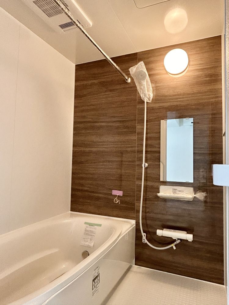 1日の疲れをほぐす、とっておきのリラクゼーションタイムを楽しむバスルーム。 水はけがよく、綺麗な浴室を保ちます。※施工事例です。実際とは異なります。