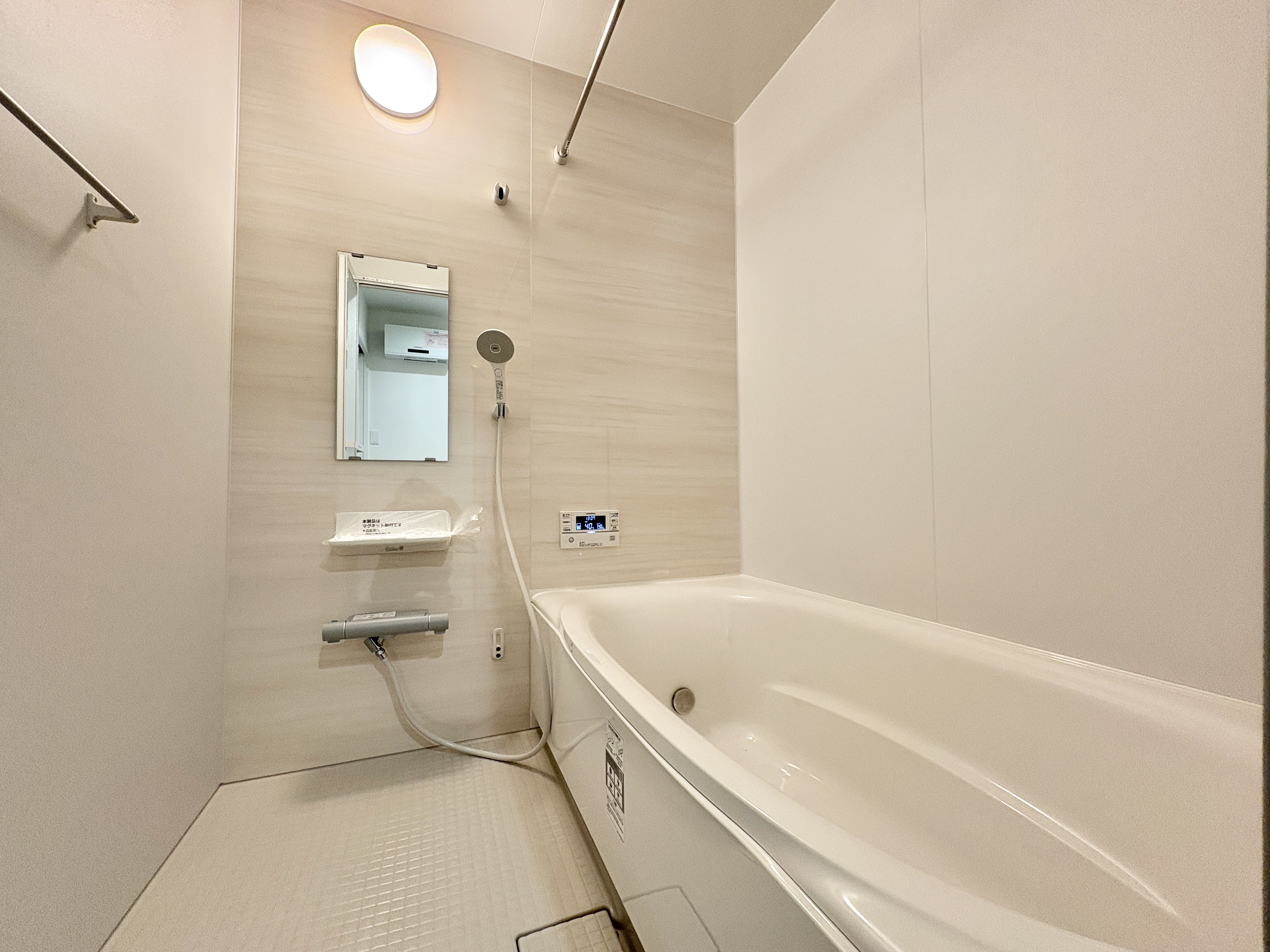 1日の疲れをほぐす、とっておきのリラクゼーションタイムを楽しむバスルーム。 美しく、機能的なデザインを採用、清潔感あふれる心地よい空間づくりにこだわりました。