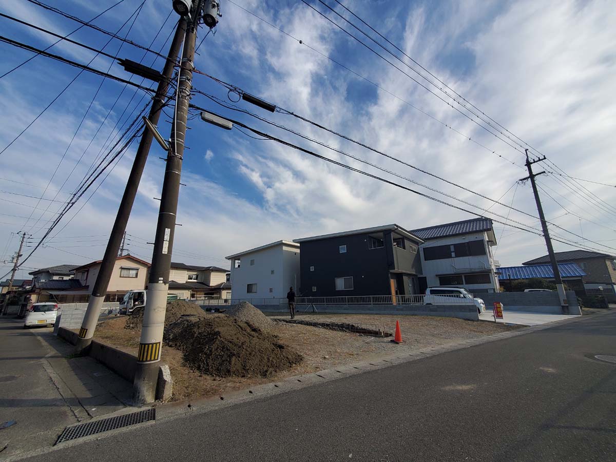 シューズボックスは上下に分かれているので棚に小物が置けます♪棚は可動式なので、すっきり収納できてとても便利です♪ ※施工事例です。実物とは異なります。