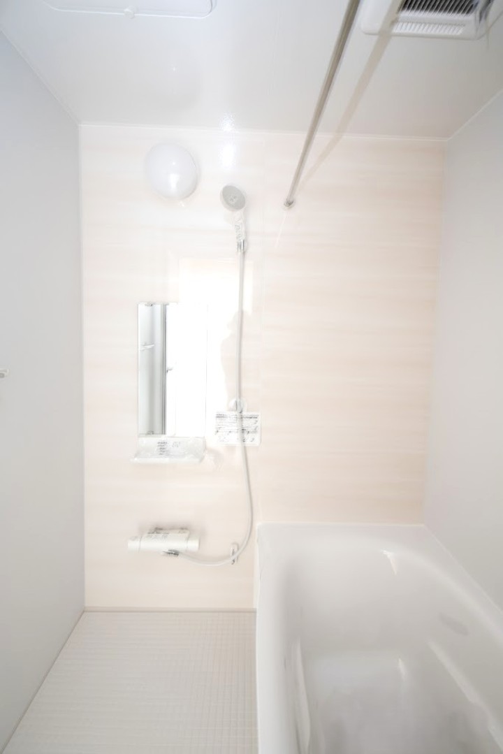 1日の疲れをほぐす、とっておきのリラクゼーションタイムを楽しむバスルーム。 美しく、機能的なデザインを採用、清潔感あふれる心地よい空間づくりにこだわりました。 