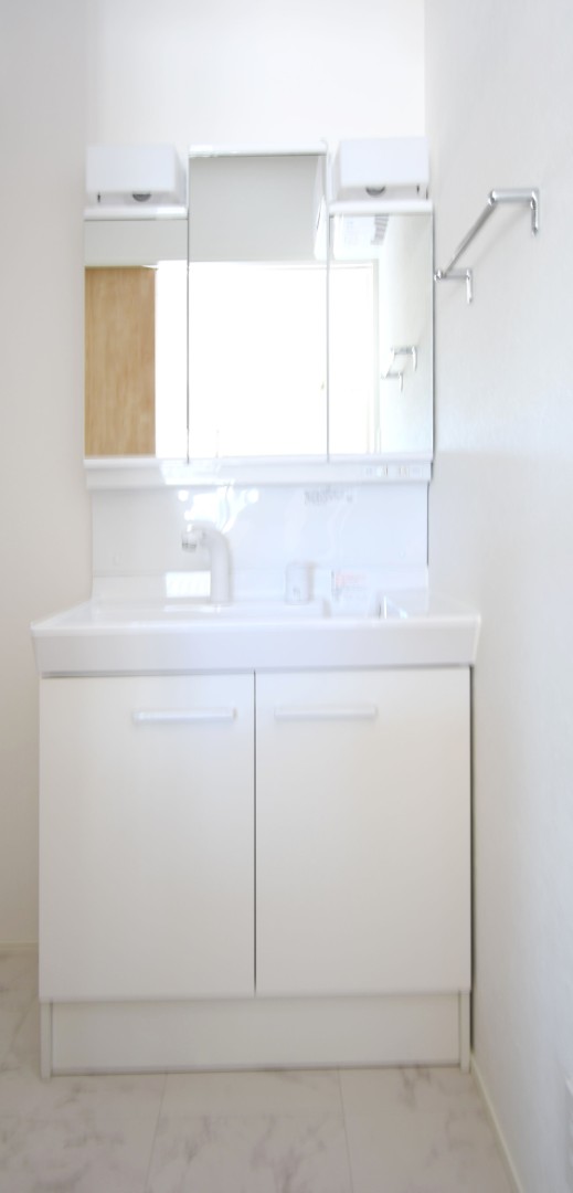 三面鏡の裏は収納スペースとなっており、物が多くなりがちな洗面台まわりをスッキリ保つことができます。 