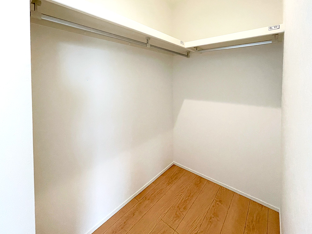 衣類だけでなく、キャリーバッグや衣類ボックスの収納も容易となる大型サイズで設計されたウォ ークインクローゼットをご用意。※施工事例です。実際の建物とは異なります。