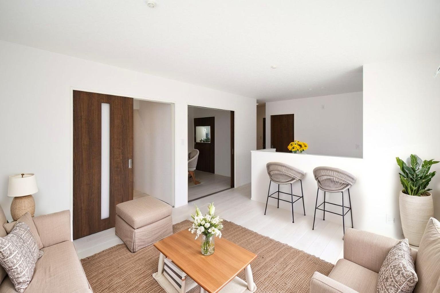 家族が集まるリビングは広々15.1帖！キッチンからもリビングが見渡せるため、どこに居ても家族を感じ、会話もはずみますね。※CGにて家具を配置しています。