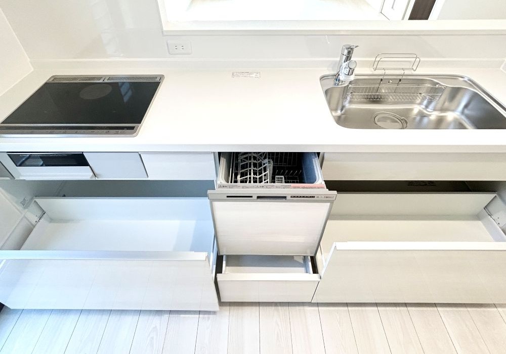 フライパンなど大きな調理器具もしっかり入る収納力があります！※施工事例です。実物とは異なります。