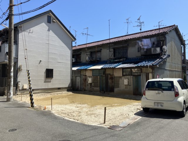 １台駐車できるカースペース。間取りは3LDKと、プライベートスペースをしっかり確保しつつ、楽しい家族団らんもできる16.7帖のLDKがある住まいです♪。現地（2026年4月）撮影