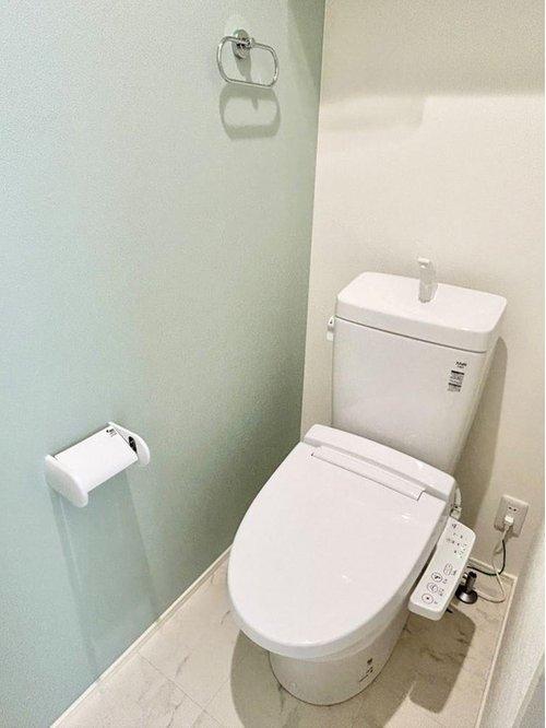 2階にもトイレがあるので、夜間や朝のバタバタする時間でも安心♪※施工事例です。実際とは異なります。