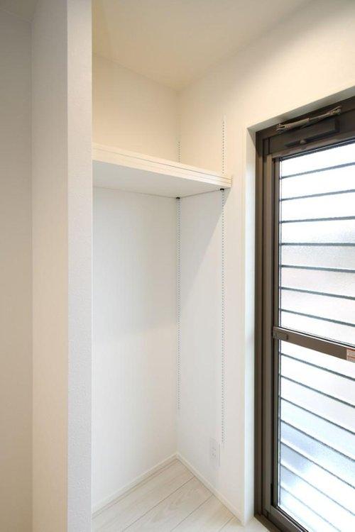キッチンに便利な収納スペース付き！日用品のストックにも◎　※施工事例です。