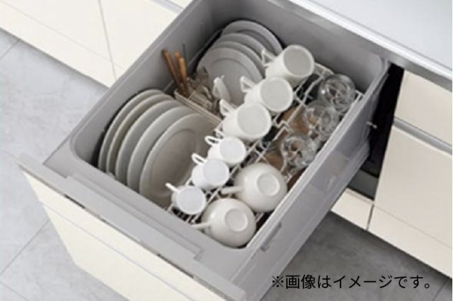 フライパンなどの大きな調理器具もしっかり入る食洗器。食後の洗い物から解放されゆとりの時間ができます。