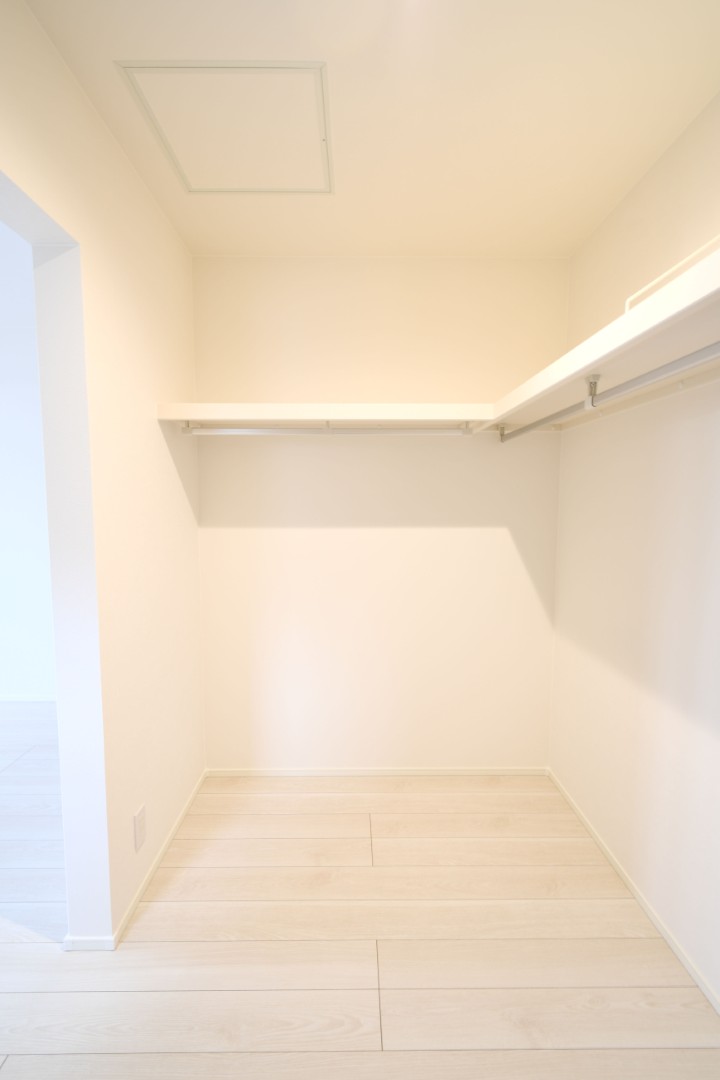 寝室クローゼットは収納力大！寝室がすっきり片付き、毎日の準備も時短に。※施工事例