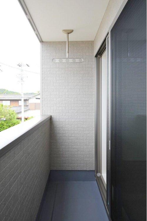 屋根付きバルコニーで急な雨で洗濯物が濡れる心配も少ない設計♪　天井吊りパイプで足回りもすっきり♪※施工事例です。実際とは異なります。