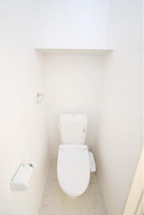 2階にもトイレがあるので、夜間や朝のバタバタする時間でも安心です♪※施工事例です。実際とは異なります。