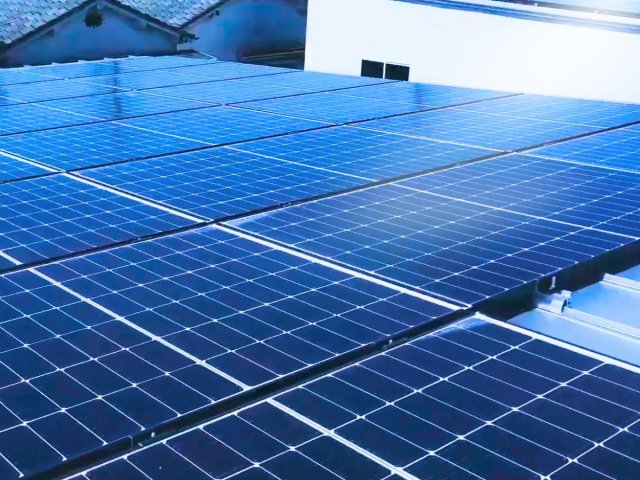 この屋根が、毎日発電してくれる。電気を「つくる」家は、家計にも防災にも強い味方。