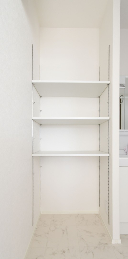 1F階段下に収納完備。掃除用具や季節用品の収納にもピッタリです。※施工事例