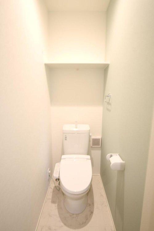 2階にもトイレを設置！新素材により、気になる便座もサッとひとふきでキレイになります。※施工事例です。
