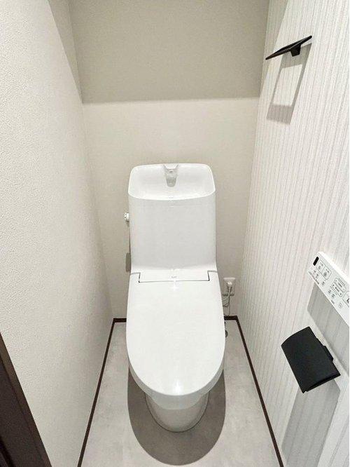 2階にもトイレがあるので、夜間や朝のバタバタする時間でも安心♪※施工事例です。実際とは異なります。