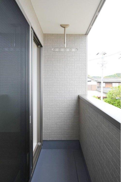 屋根付きバルコニーで急な雨で洗濯物が濡れる心配も少ない設計♪※施工事例です。実際とは異なります。