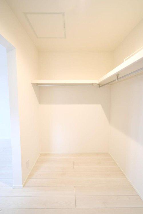 壁一面にハンガーパイプと上棚を設置。大容量収納力！季節ごとのお洋服をまとめて収納できます！※施工事例