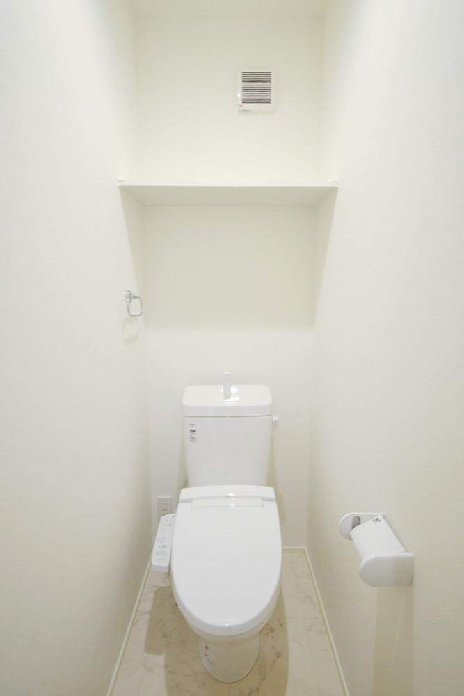 温水洗浄便座トイレを2階にも設置！夜間に1階へ降りなくて済みます。※施工事例です。実際とは異なります