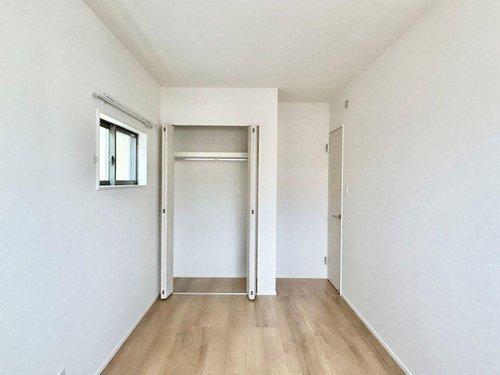 各部屋に収納付き！吊りレールで開閉がスムーズに　おこなえます。※施工事例です。実際とは異なります。
