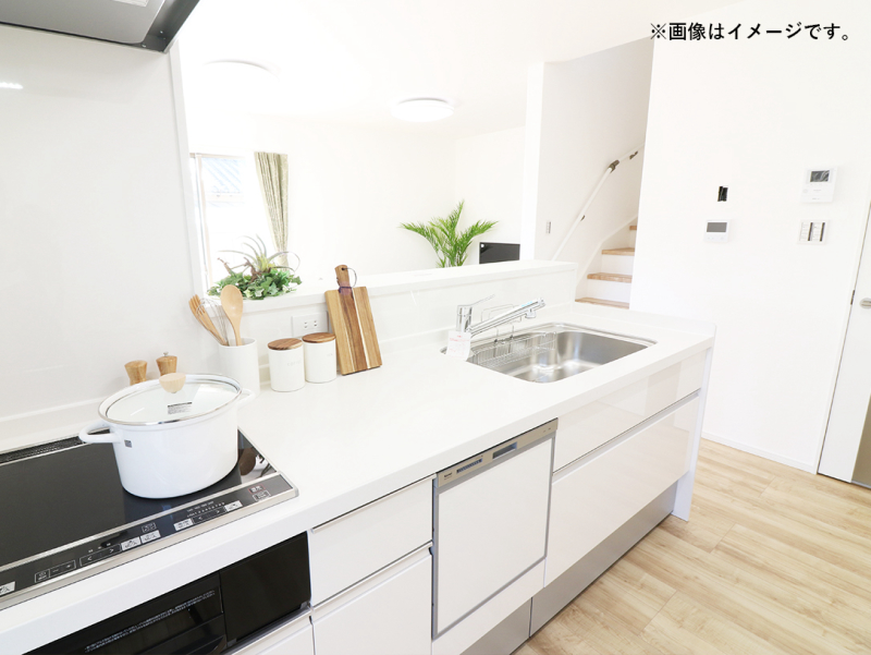 家族でのコミュニケーションが取れる対面型キッチン。お料理中も会話が弾みます♪ ※施工事例です。実際の建物とは異なります。