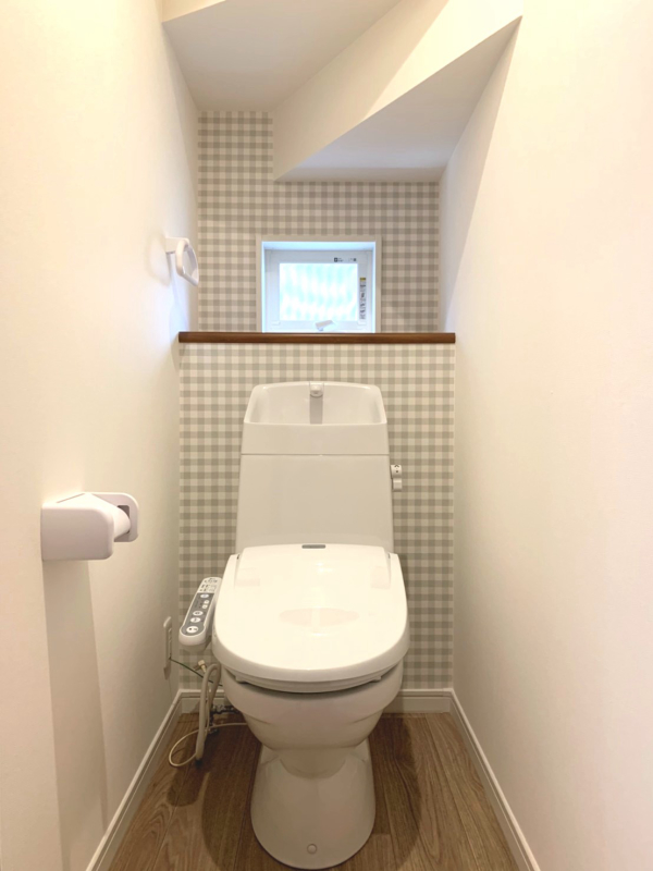 チェック柄のアクセントクロスでかわいらしいトイレに♪