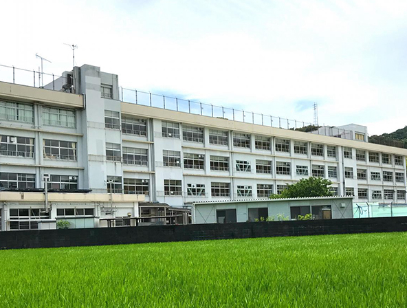 高知市立潮江南小学校:徒歩5分(350m)
